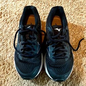 Mizuno wave rider 22